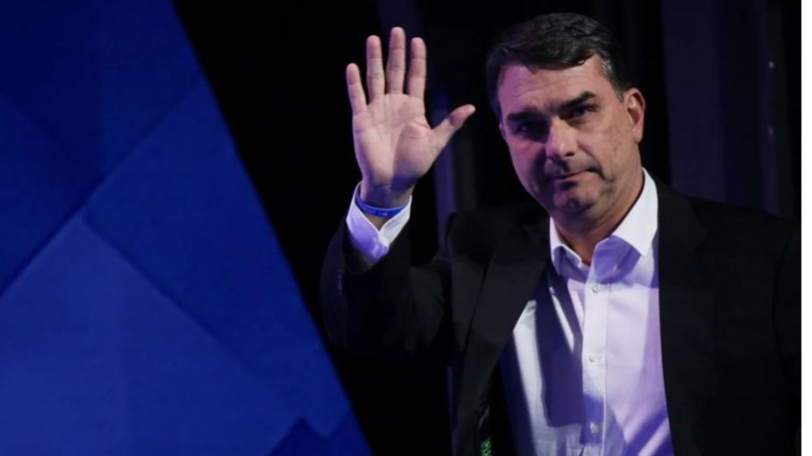 Saiba como Flávio Bolsonaro fugiu do Brasil despistando a imprensa
