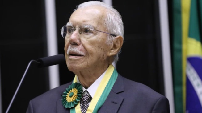 Sarney segue internado e apresenta saúde estável