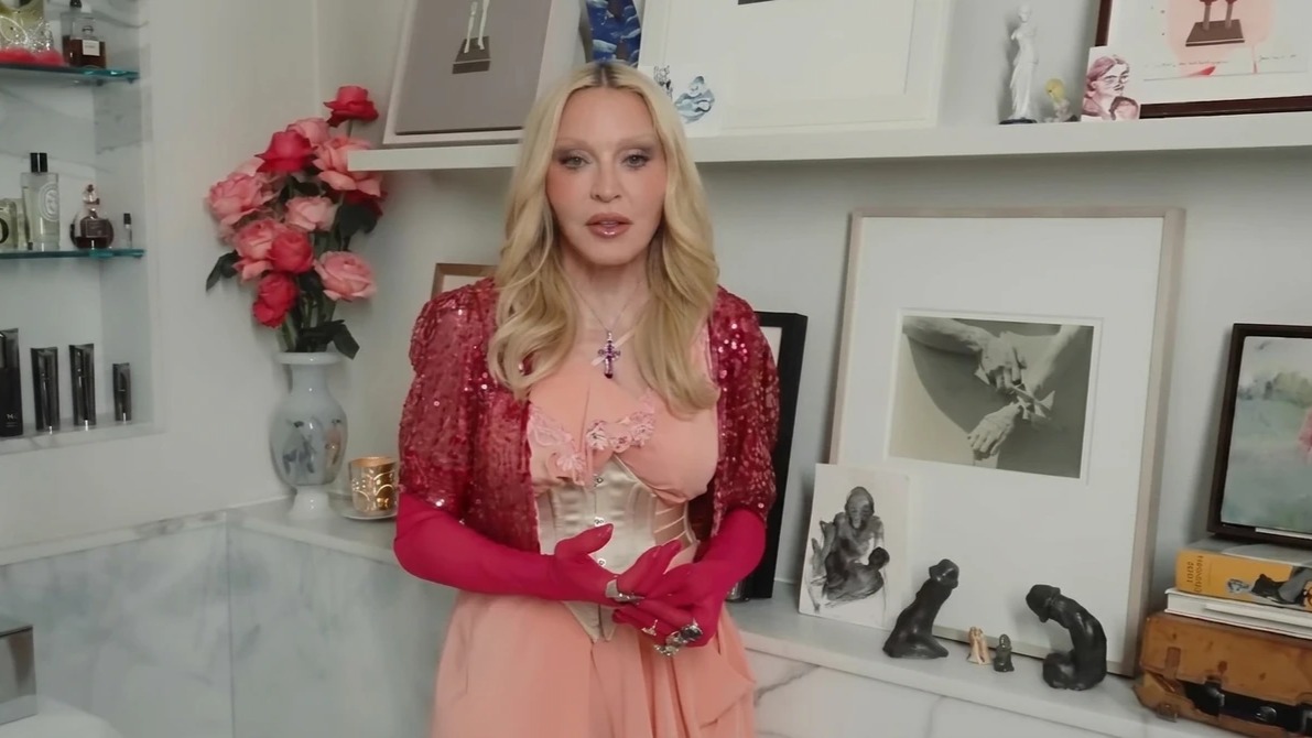 Madonna abre as portas de sua mansão e revela ter "pênis brasileiros" no banheiro
