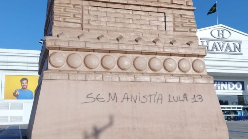 Estátua da Havan é pichada e dono oferece 10 mil para quem descobrir autor