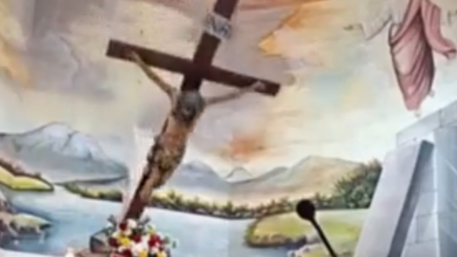 Padre morre após cruz cair sobre sua cabeça durante missa transmitida ao vivo