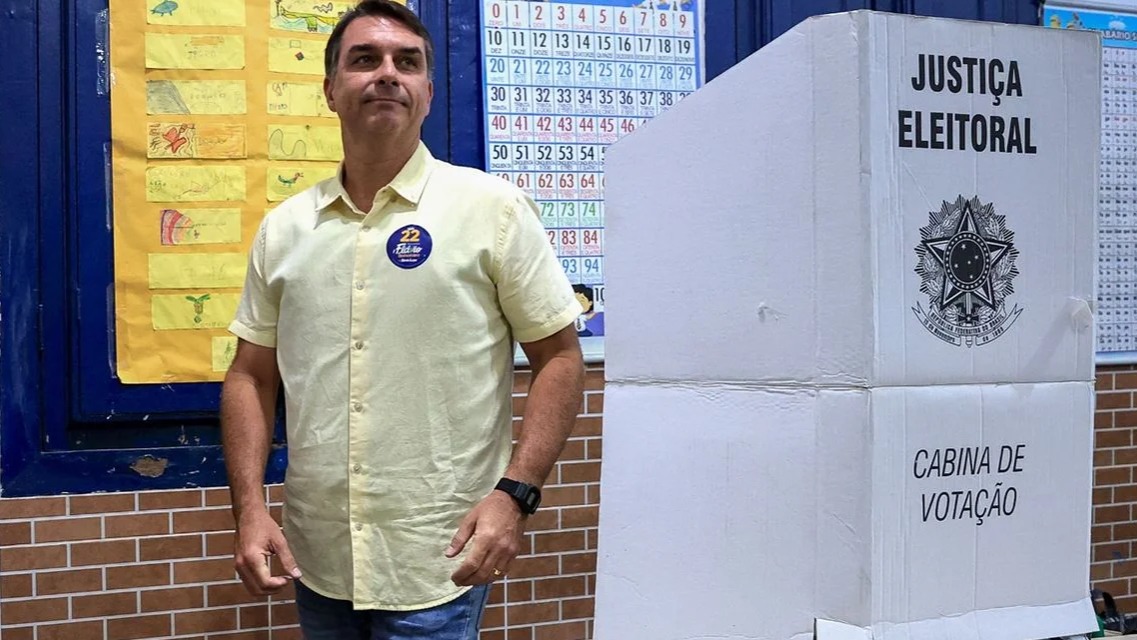Flávio Bolsonaro altera carta e retira declaração de “presidente eleito do Brasil”
