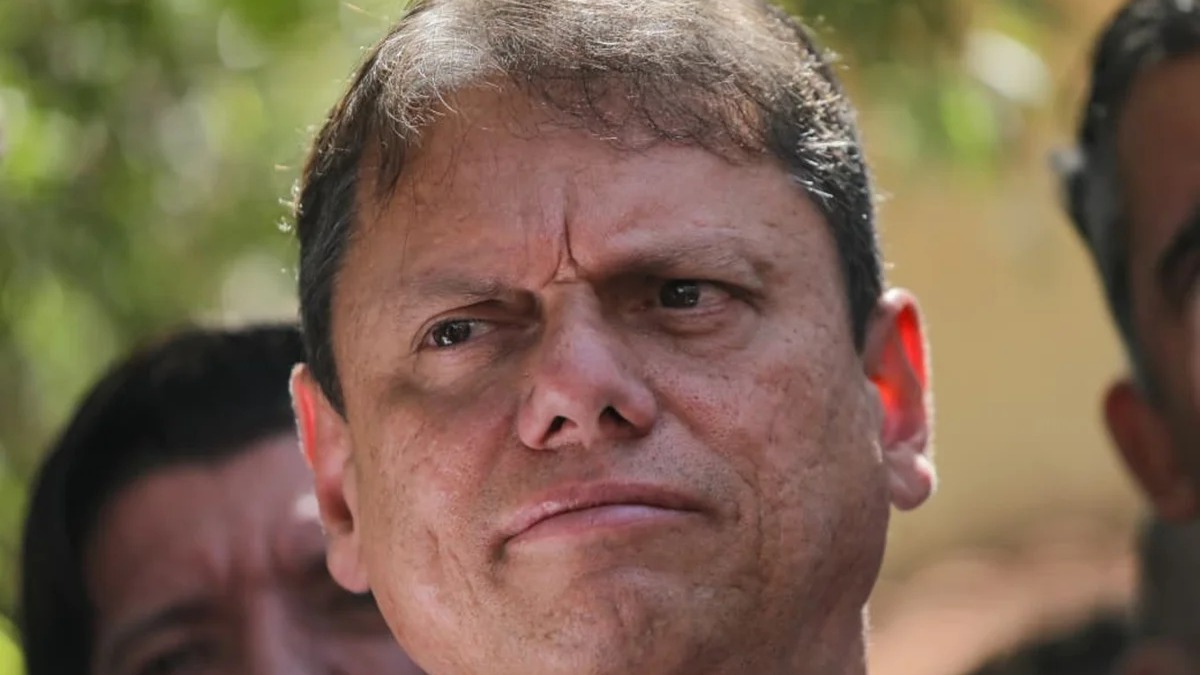 Aliados defendem Tarcísio após ataques de bolsonaristas por divergência com Flávio