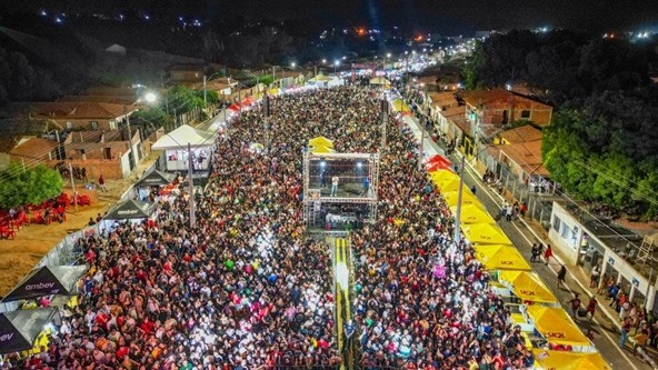 Candidatos se esbaldam na popularidade de Nonatinho no Matões Fest