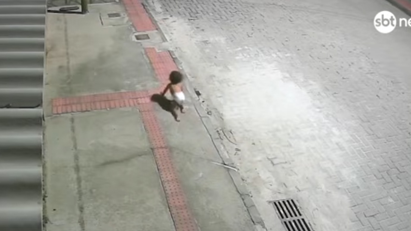 Bebê vagando em rua encontrado na madrugada foi confundido com cachorro e mãe foi presa
