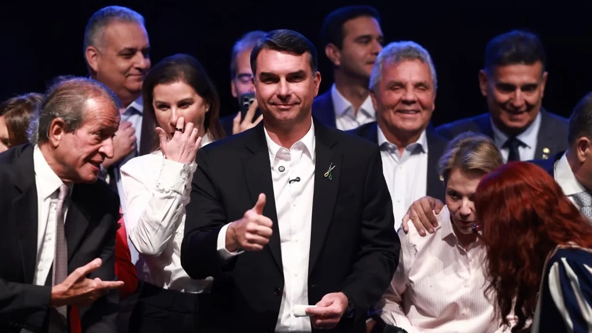 Flávio Bolsonaro prepara plano com mudanças no funcionamento do STF