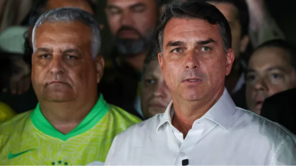 Flávio Bolsonaro deixa o Brasil com a família e pedirá asilo político nos Estados Unidos