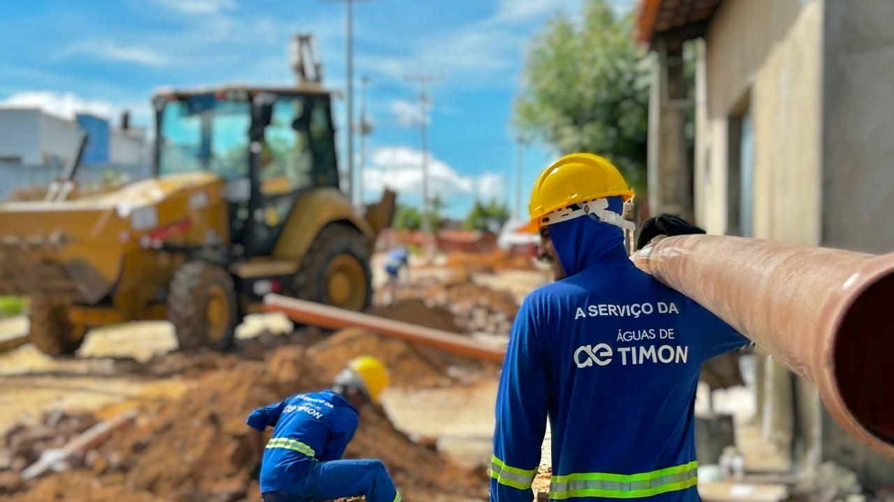Obras de saneamento avançam em Timon com novas frentes de implantação da rede de esgoto