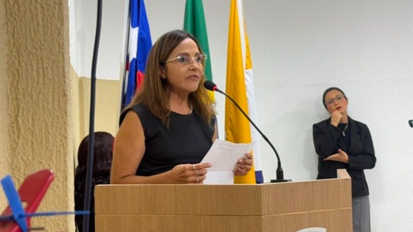 Câmera entrega título de Cidadã Timonense a Dra Marta Vânia