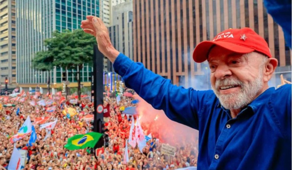 Lula vira eleição no segundo turno, derrota Flávio Bolsonaro e conquista quarto mandato