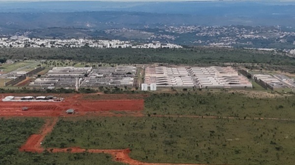 Flávio Bolsonaro vira e vence Lula em presídio de Brasília