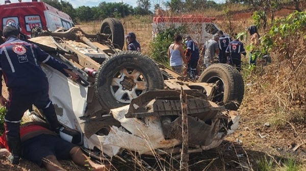 Carro saca roda e causa grave acidente em Timon