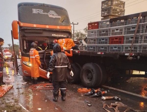 Acidente na BR 316 envolve ônibus e carreta, na saída de Timon para Caxias