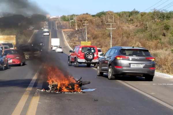 Assista ao vídeo : Acidente na BR 316 em Timon termina com soldado morto