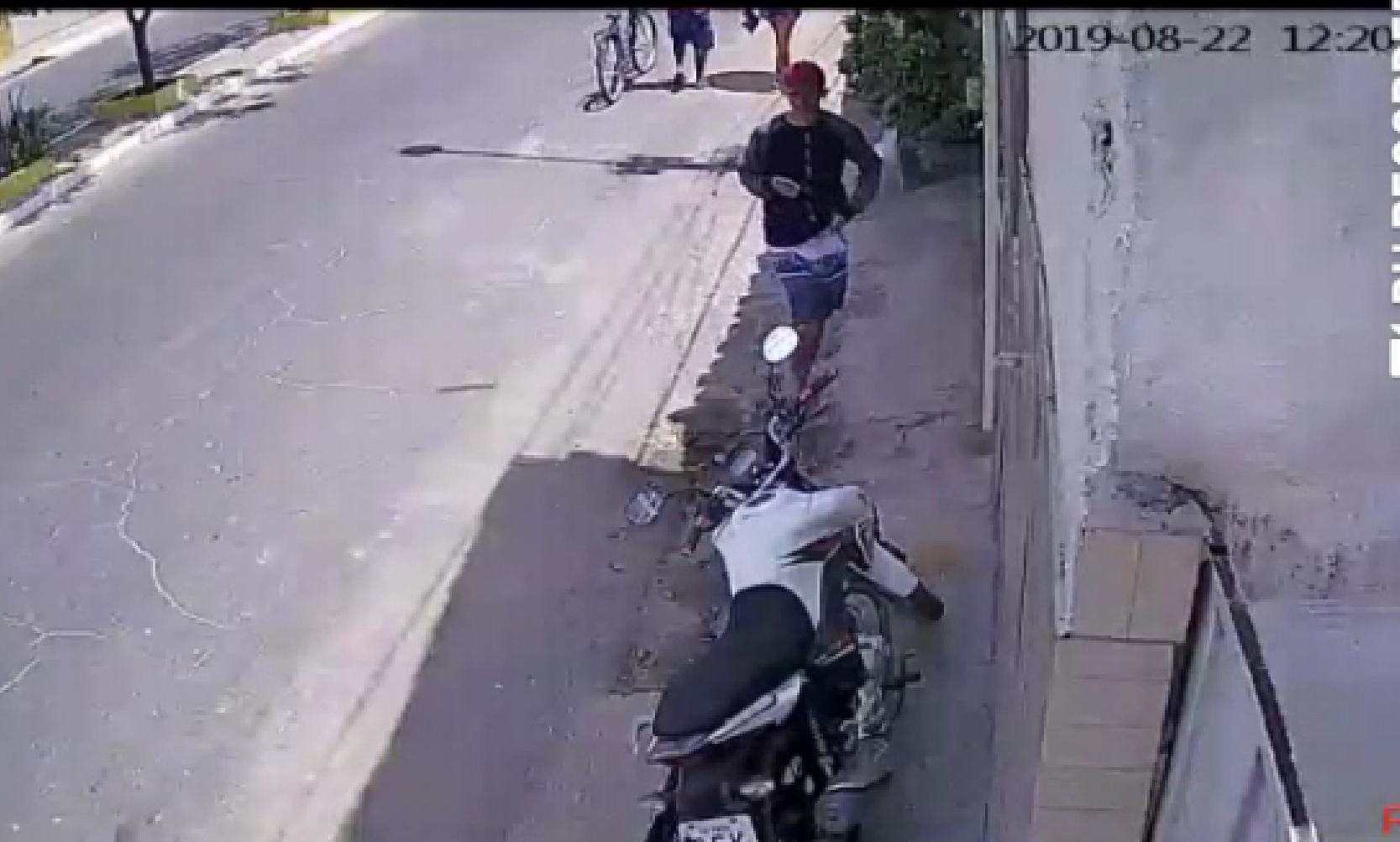 Assista ao vídeo: Ladrão rouba motocicleta da porta de residência em Timon