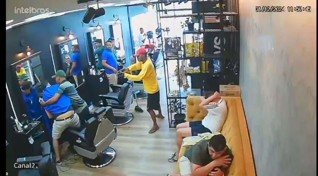 Assista: Bandidos invadem barbearia em Timon e atiram em policial