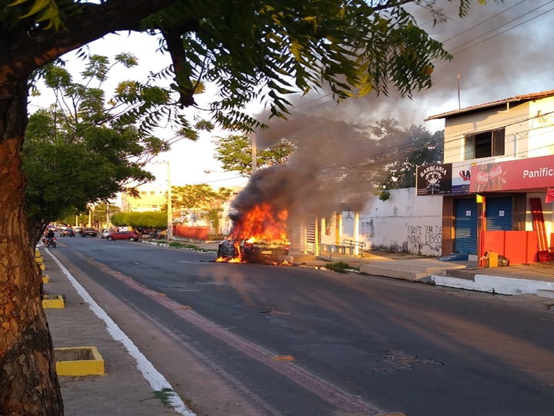 Assista em vídeo : Carro pega fogo na Avenida Teresina, em Timon