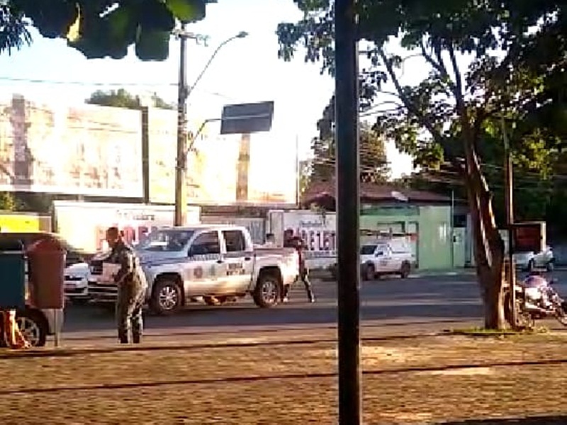 Assista vídeo: Com disparos nos pneus do carro, policiais abordam no centro de Timon suspeito de vários homicídios em Teresina