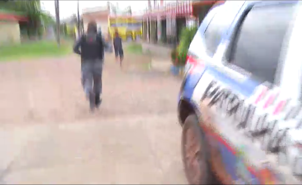 Foi tudo filmado: Preso foge algemado correndo de dentro da Central de Flagrantes de Timon