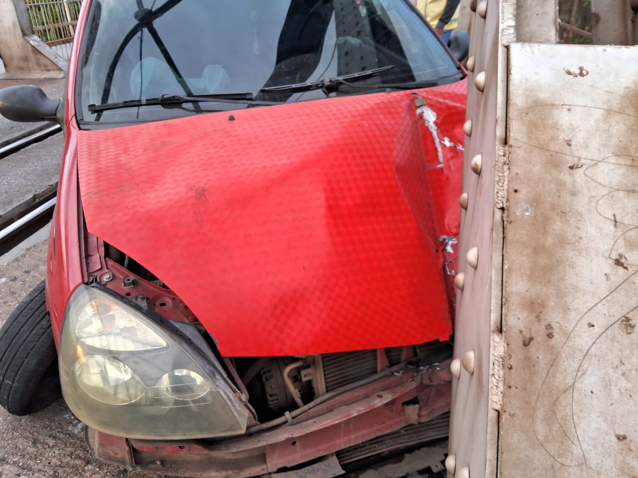 Motorista bate veículo na madrugada em cima da Ponte Metálica e interdita a via
