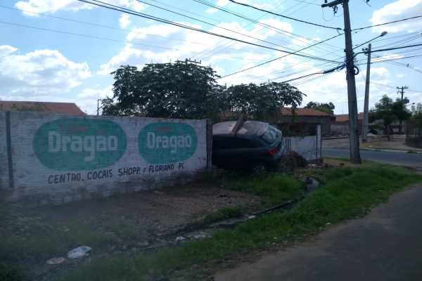 Mulher cochila, atropela pessoas e bate em muro no centro de Timon