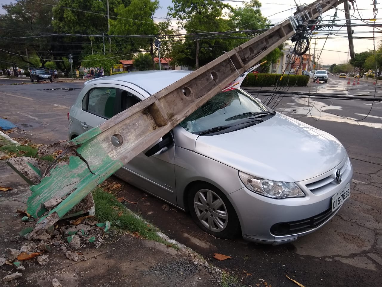 Assista aos vídeos : Cinco postes caem no centro de Timon e por pouco não causam tragédia