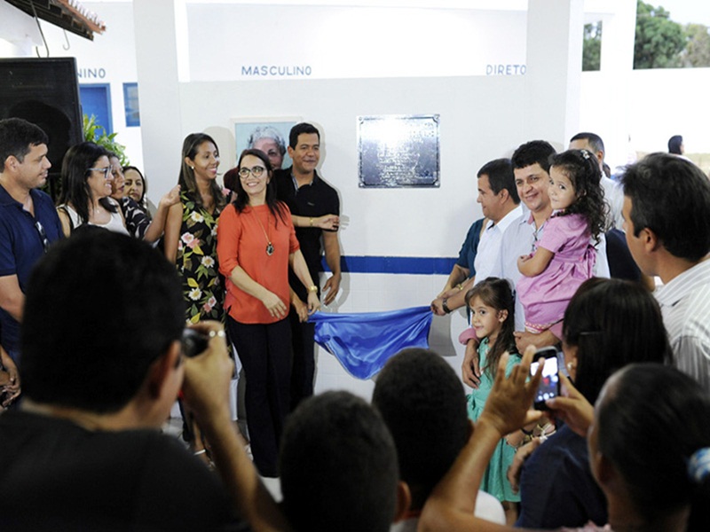 Prefeito Luciano Leitoa Leitoa e secretária Dinair Veloso inauguram primeira escola de ensino fundamental do bairro Cidade Nova