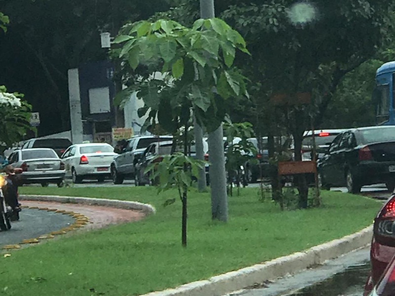 Veja vídeo: Por conta da chuva bombeiros usam barco para resgatar passageiros de ônibus em rua de Timon