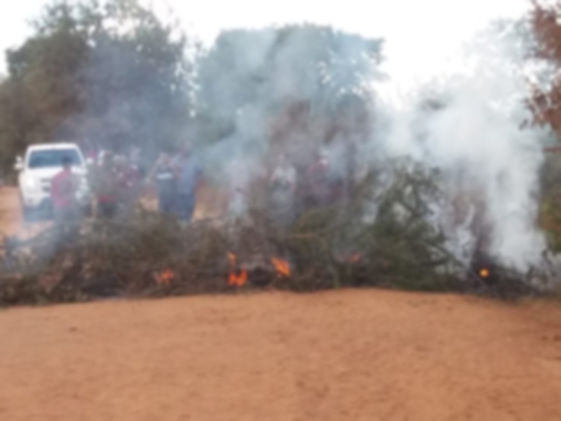 Veja vídeos: Moradores de povoado em Parnarama protestam contra a falta dágua e promessa não cumprida do prefeito Raimundinho Silveira