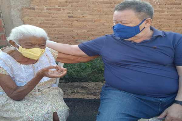 Visita de Chico Leitoa a Vila do BEc termina com encontro inesperado e choro
