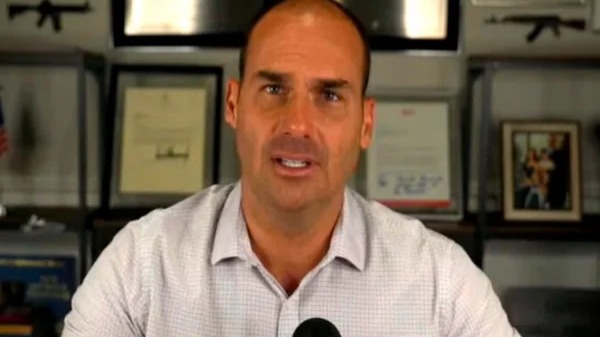 Moraes manda emitir mandado de prisão contra Eduardo Bolsonaro e cancelar seus passaportes