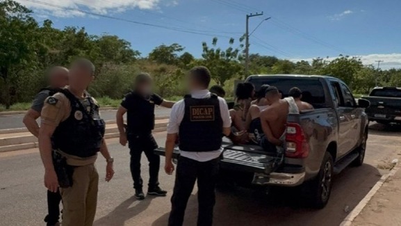 Polícia civil de Timon arrebenta portão e prende acusados de tráfico de drogas no Miguel Arraes