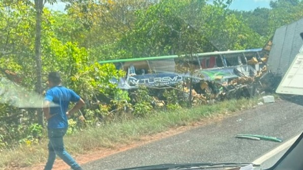 Motoristas de caminhão e ônibus morrem após colisão frontal na BR 316 entre Timon e Caxias
